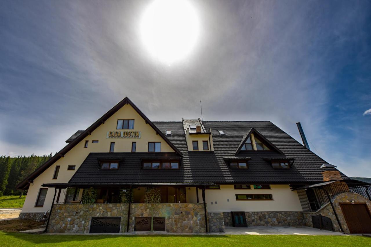 Casa Iustin Moroeni Exterior foto