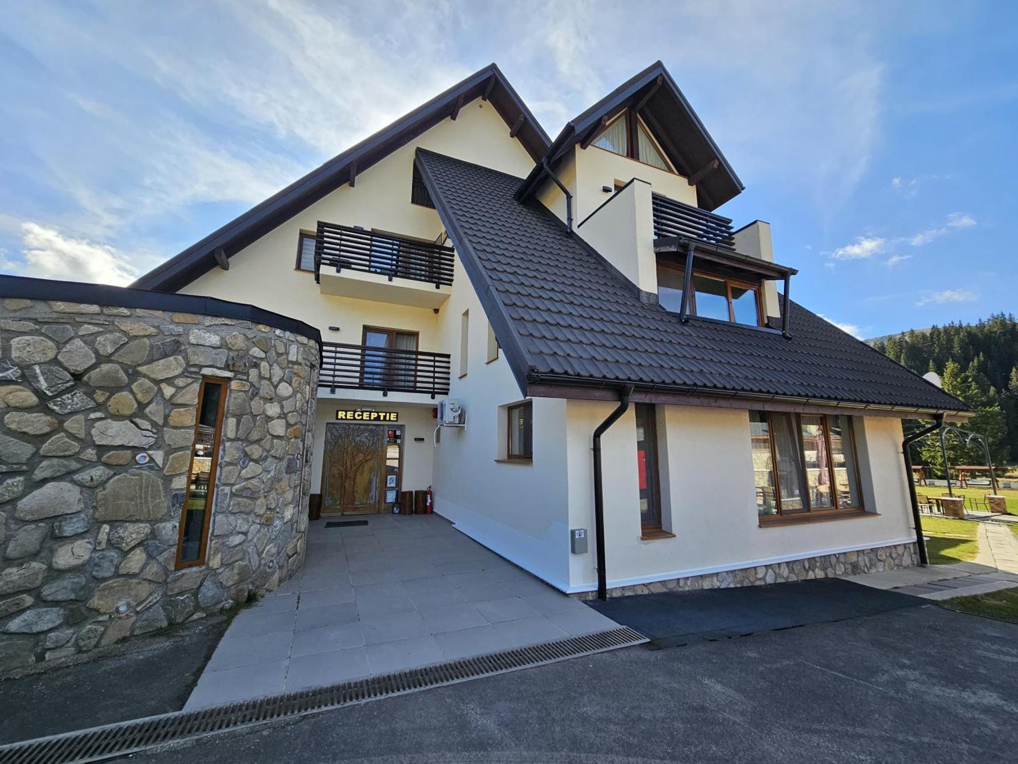 Casa Iustin Moroeni Exterior foto